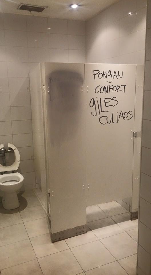 jaidefinichon:  Mientras tanto en los baños del mall plaza norte