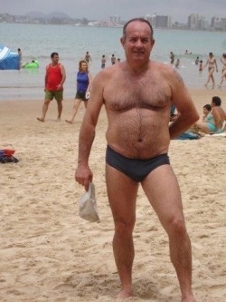 Homens maduros de sunga / Mature men in swimwear