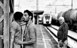 toineaunaturel:  &lsquo;kissing goodbye&rsquo; 