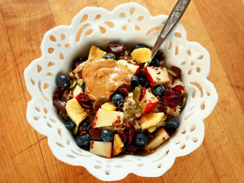 garden-of-vegan:  Oatmeal (cooked with flax seeds, water, and vanilla soy milk) topped with dark chocolate, apple, blueberries, dried cranberries, banana chips, pumpkin seeds, flax seeds, and peanut butter.