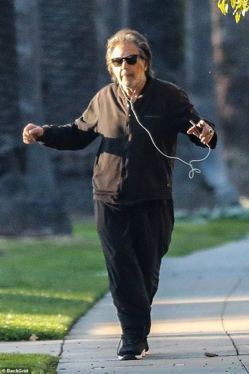 britomart:twiststreet:The caption is “Al Pacino takes a stroll through Beverly Hills.” (X)