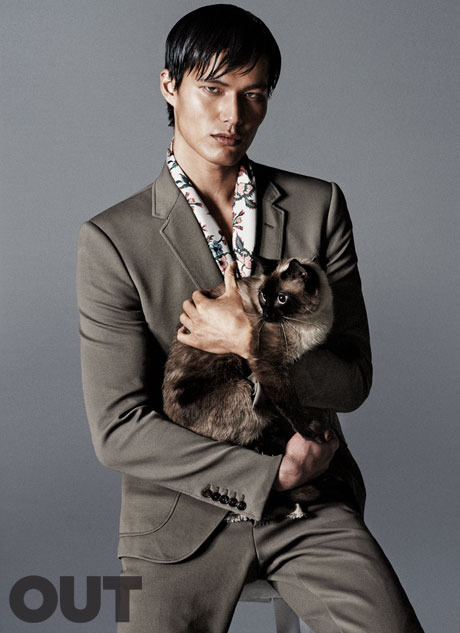 ballpointbitch:  admirall-halsey:  alekzmx:  a whole buch of Guys with Cats  Sorry but the black cat’s face is too much for me  i believe i speak for most of us when i say that if that fine slice of hotness was cuddling me i’d be pretty damn excited