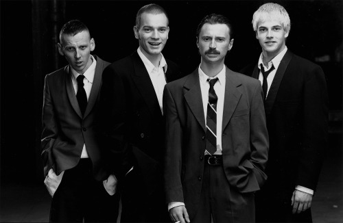 theaterforthepoor:  Ewen Bremner, Ewan McGregor, Robert Carlyle and Jonny Lee Miller photographed by Liam Daniel for Danny Boyle’s “Trainspotting” / 1996