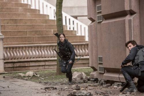 j-lawperfection:NEW stills of Jennifer Lawrence in Mockingjay Part 2 