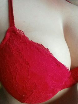 brujitalove:  Red bra….