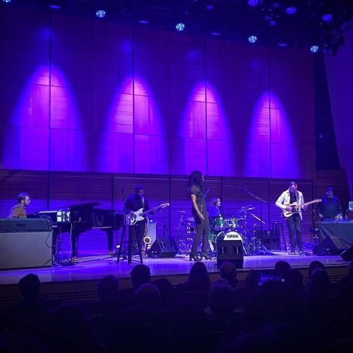 a wave. @carnegiehall thank you @terrilynecarrington @matthewthomaswyatt @aparksmusic @iamdeboray @morganguerin_ 📸 @seshatyonshea #havemicwilltravel #youareketchupbook #smangin #yerrrrrrr (at Carnegie...