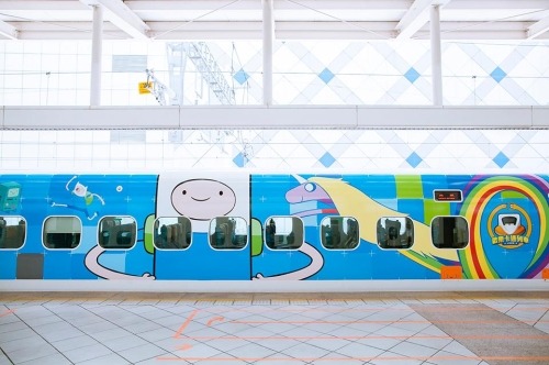 adventuretime:  I’m not really sure what to make of this. Crazy!  ca-tsuka:  Cartoon Network train in Taiwan (aka Cartoon Express)  