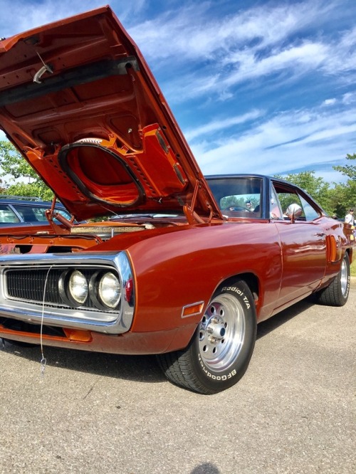 Take a look at this 1970 Dodge Coronet R/T with a 440 Magnum mated to a 3-speed automatic. The big b