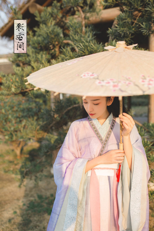 changan-moon: traditional chinese hanfu by 彩云间汉服. photo by 夏弃疾_. This collection features waist-high
