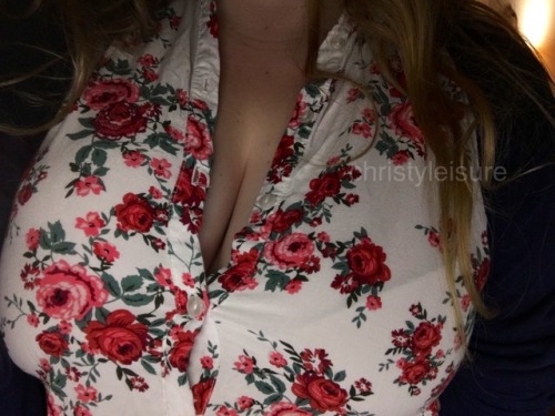 christyleisure:  button ups & boobs don’t mix