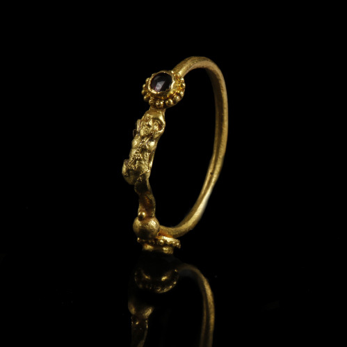 gemma-antiqua:Ancient Greek gold and garnet ring, dated to the 3rd to 2nd century BCE. The figure at