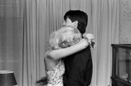 trash-fuckyou:Laura Dern and Kyle MacLachlan on the set of Blue Velvet, 1986  Laura Dern is so adorable here