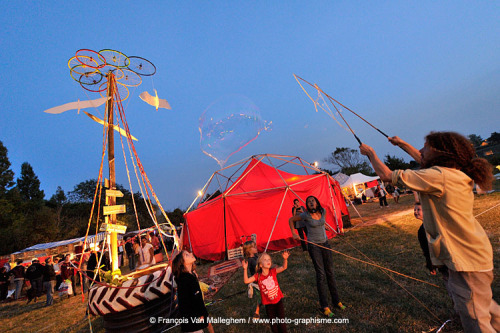 2014/09/13 : Festival Ozon le théâtre
Theatre, comedy, graff, sculpture, drawing, bubble, music and so on, on the edge of the Golfe du Morbihan. Amazing !