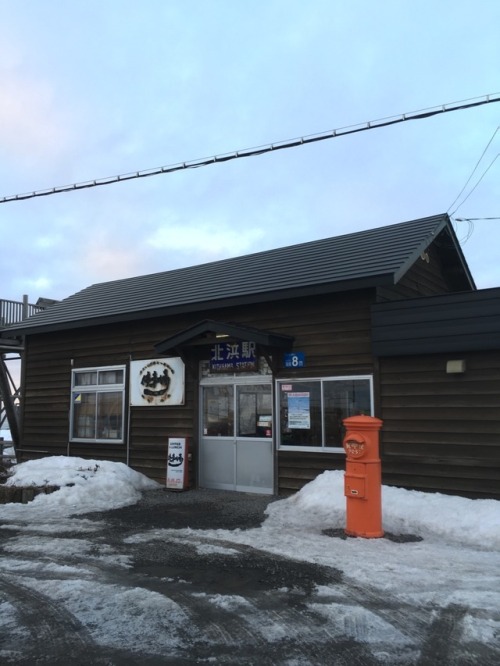 北浜駅にて。オホーツク海沿いを走る釧網線。本数が少ないなか撮れてラッキーでした！寒かった〜Brrrrr 2017.3.12 Lucky! because We have train’s n