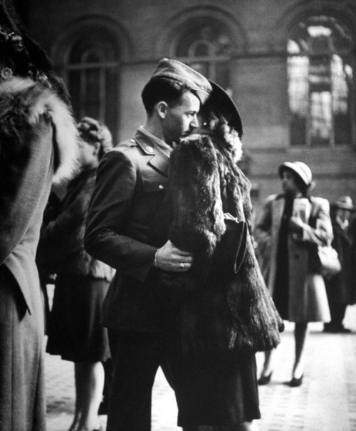 lamour-amore:  Alfred Eisenstaedt - Farewell to departing troops at New York’s Penn Station, April 1943. 