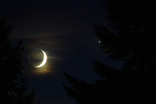 distant-traveller:Saturn shines with Venus and crescent MoonSkywatcher Samuel J. Hartman captured th