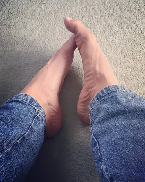 It&rsquo;s a bare feet and blue jeans kinda day #ukfootlad #footfetish #malefeet #malefeetlovers #ma