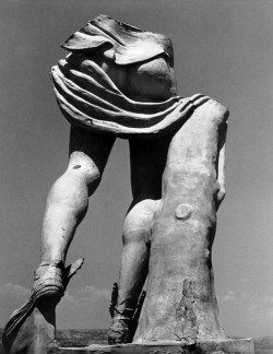 afroui:  Herbert List Remnant of statue of