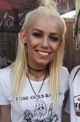 awjennamcdougall:  Jenna McDougall + random fan's photo 