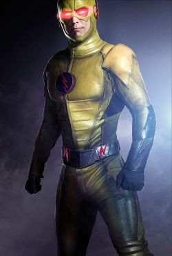 youngjusticer:  Forget Flash; direct your attention towards this beautiful Man in the Yellow Suit.