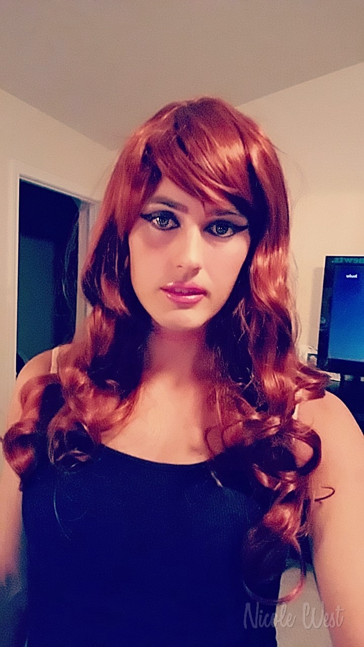 missnicolewest:Working on a Saturday. Overtime babe ;) Beautiful love the red hair