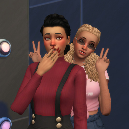 permanentleigh: permanentleigh:Julie and Sheila base game sims by @arethabeeTwo best friends do best