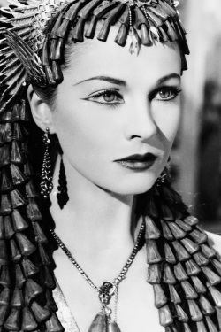 vintagegal:  Vivien Leigh in Caesar and Cleopatra