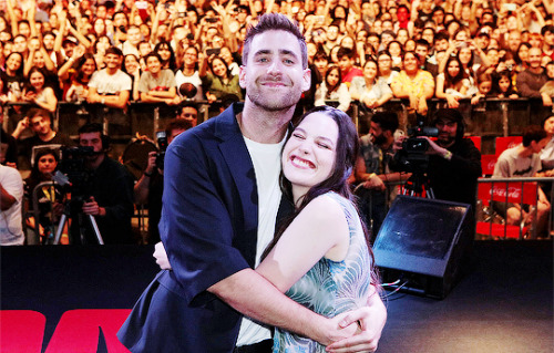 nessa007: Oliver Jackson-Cohen and Victoria Pedretti photographed at Argentina Comic-Con (3rd Decemb