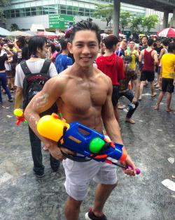 yumyumasianhunks:  yum yum Asian hunks. check