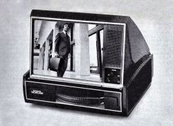 danismm:“Showcase” by Technicolor. A self-contained, Super-8 motion picture projector and screen in a briefcase. 1973