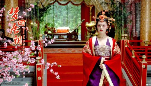 dressesofchina: Actress Wang Like wears a theatrical hanfu, consisting of a  hezi  诃子 
