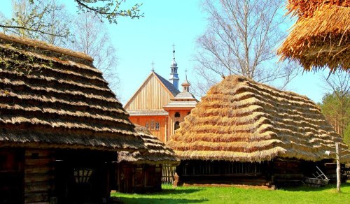 lamus-dworski:Old types of strzechy (Polish for thatched roofs) in the open-air Museum of Folk Cultu