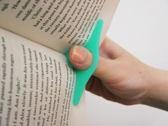 ThumbThingUn outil pour tenir son livre avec une seule main (moi qui ai mes 2 bras j'en vois aussi l
