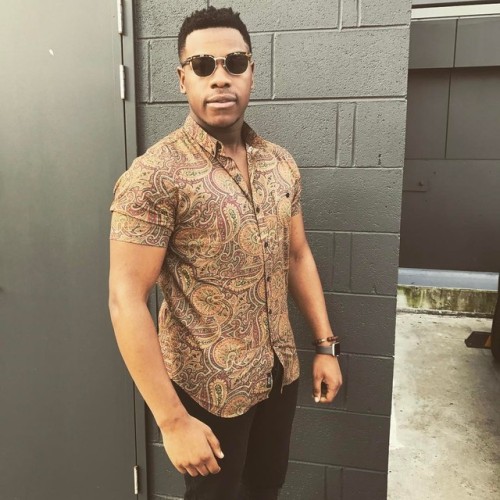 johnboyegadaily:jboyega_: Sunny side up in aus oh dear lord that print and those arms