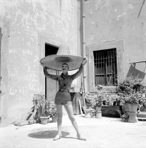 Summer hats on! Enjoy your day beauties! Model wearing Pucci’s spring/summer collection, 1955