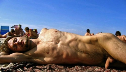 always-nude:  Always nude!