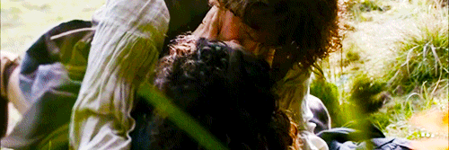 kattdaddee:  Jamie & Claire + K i s s e s (1x08) 