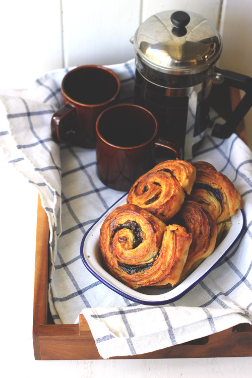 foodffs:  Pain au Raisin  Really nice recipes. Every hour.   