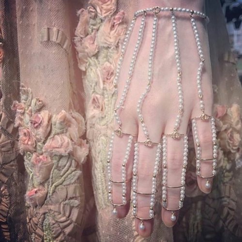 lustforjewelry:Gucci Resort 2018 Show by Alessandro Michele