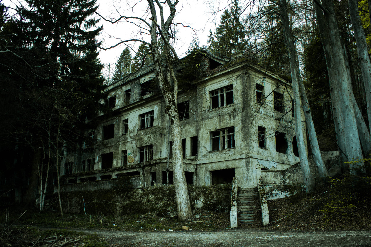 ribekovdeth:  Brestovac - abandoned sanatorium in Zagrebhttp://www.secret-zagreb.com/2011/11/till-death-do-as-part-in-brestovac.html