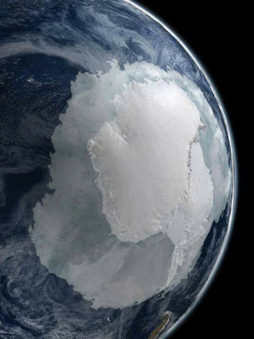 knusprig-titten-hitler:“Antártica from Space”