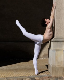 lovelyballetandmore:   Mattia Santini Photo by  Stuart Gilliland  