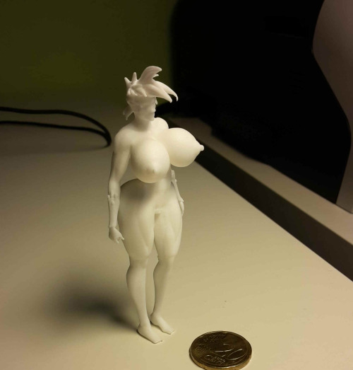zedeki-arts:  Here she is my little Ultracat :D Yeah, she’s really small - just a test print, but I think the quality is quite good and the details are also good for that size. Now I want to make a bigger one and work on the details like the hands hand