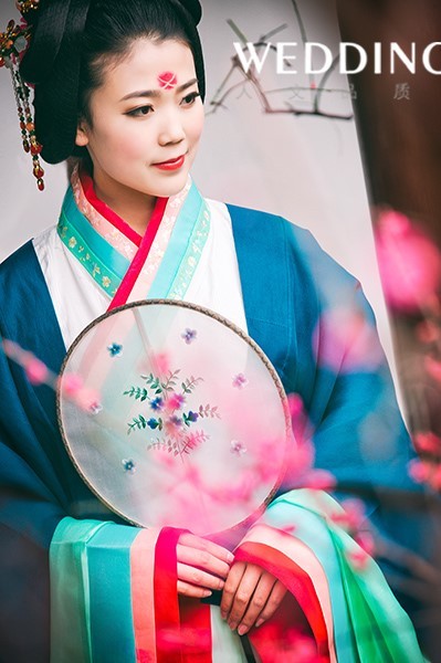 mingsonjia:  ziseviolet:    Tang Dynasty-style Chinese Wedding Editorial via Wedding