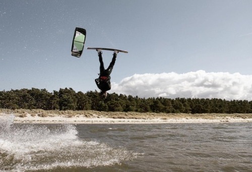 Head first into a new week! Hope you all had a windy weekend and got lots of power from Mother Nature ⚡️🍀🌊
#kiteboarding #freestyle #headfirst #heaven #ride #travel #free #style #explore #kitesurf #home #denmark #westcoast #kite #kitesurf #roadtrip...