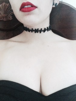 pervertedbabydoll:  This choker tho