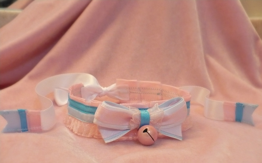 batblush:  sara-meow:  Sylveon themed choker~ Was hard to get the colours to show