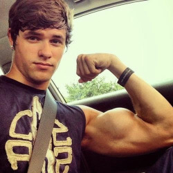 gaygeeksnsfw:  Damn look at those arms and