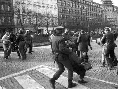 conquestofbread-blog:Police detain protesters on January 15, 1989, 20 years after Palach’s suicide. 