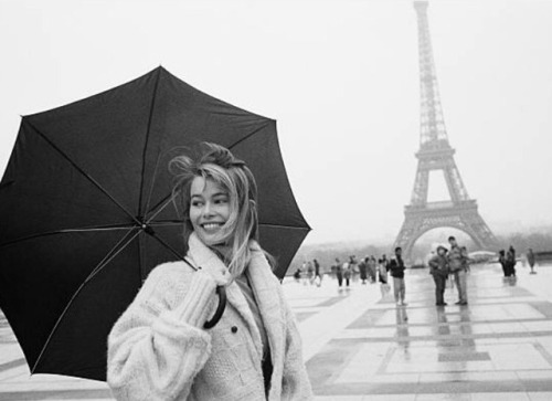 cindy-crawfords:  German top model Claudia Schiffer holds an umbrella at the Trocadero, near the Eiffel Tower, on a rainy day in Paris